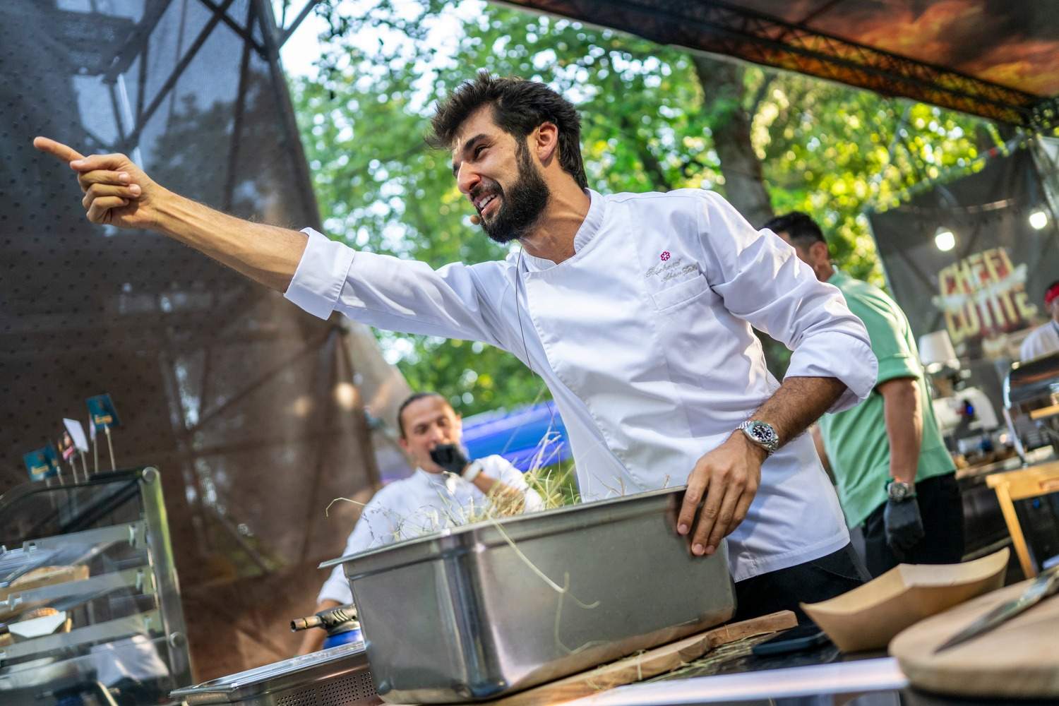Jurații Chefi la cuțite revin la Festivalul Summer Well săptămâna aceasta, între 7 și 9 august, cu porție dublă de voie bună și un meniu irezistibil la standul show-ului culinar