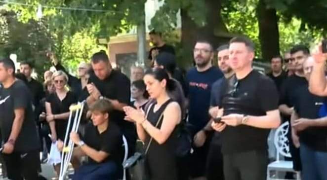 Imagini dureroase de la înmormântarea maseurului mort în accidentul în care și Adrian Ropotan a fost rănit. Familia cere explicații după tragedie | FOTO