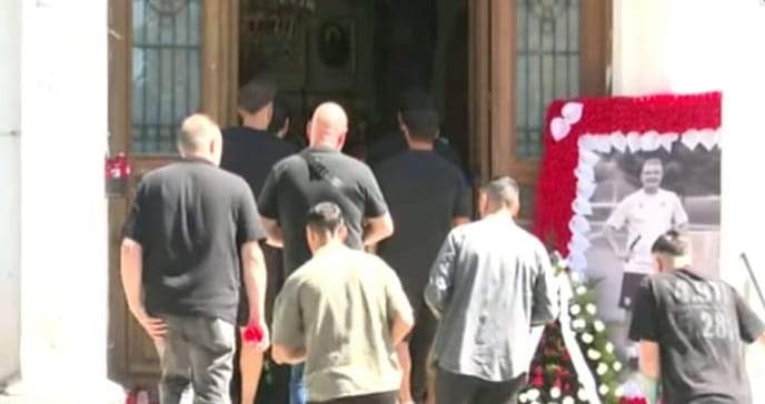 Imagini dureroase de la înmormântarea maseurului mort în accidentul în care și Adrian Ropotan a fost rănit. Familia cere explicații după tragedie | FOTO