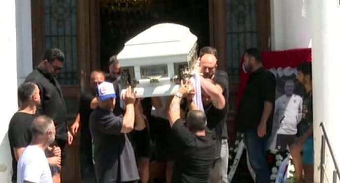 Imagini dureroase de la înmormântarea maseurului mort în accidentul în care și Adrian Ropotan a fost rănit. Familia cere explicații după tragedie | FOTO