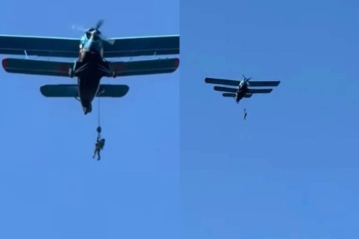 Scene incredibile în timpul unui exercițiu militar. Un parașutist a rămas suspendat de un avion aflat în zbor