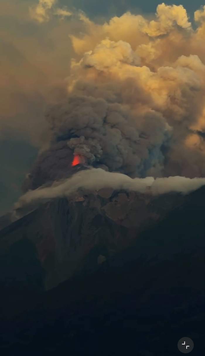Vulcanul Fuego erupe fără oprire de 24 de ore