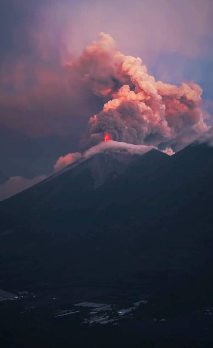 Vulcanul Fuego erupe fără oprire de 24 de ore