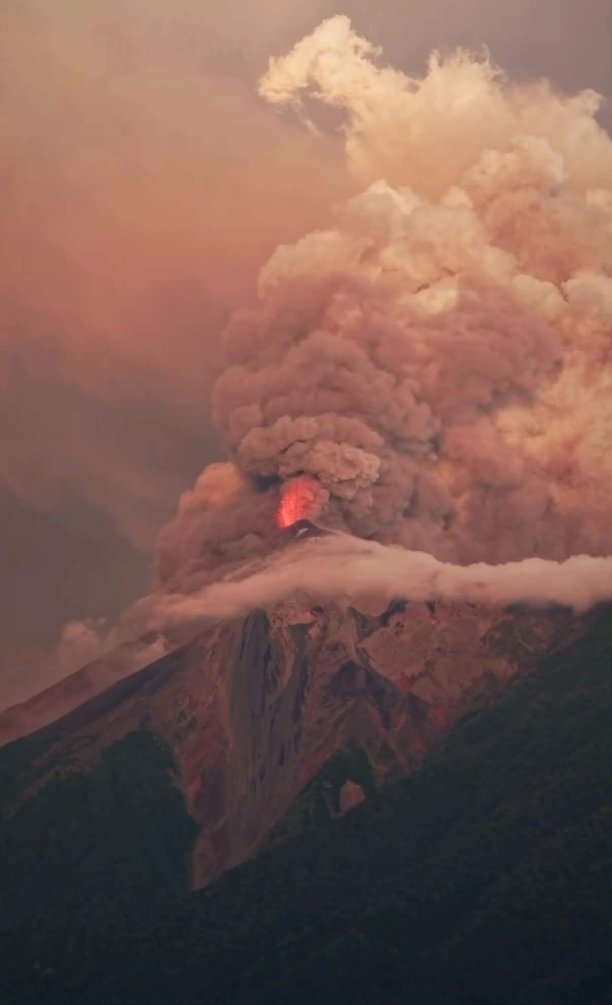 Vulcanul Fuego erupe fără oprire de 24 de ore