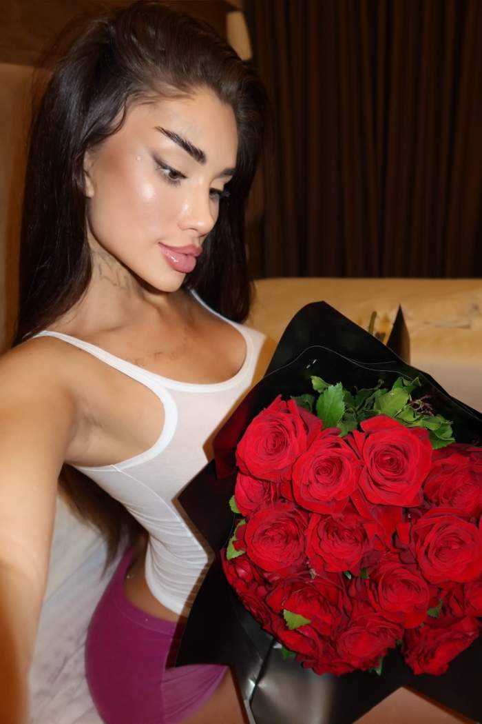 bia khalifa cu un buchet de flori rosii