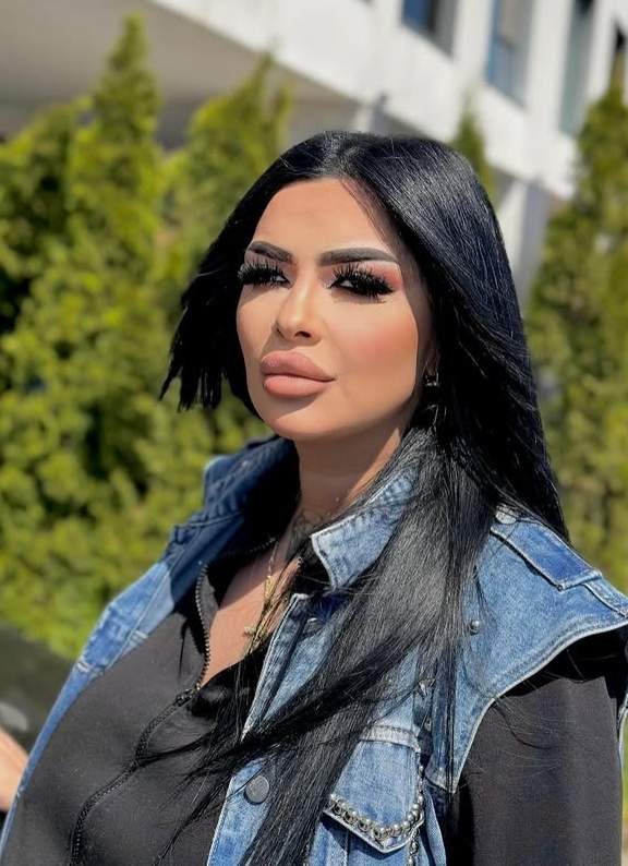 raluca dragoi in geaca de blugi