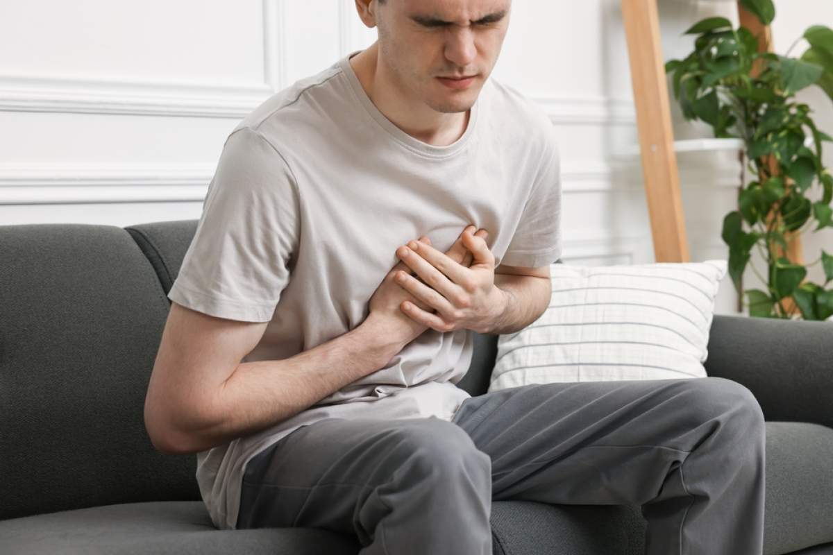 imagine cu un medic care diagnostichează cardiomegalia