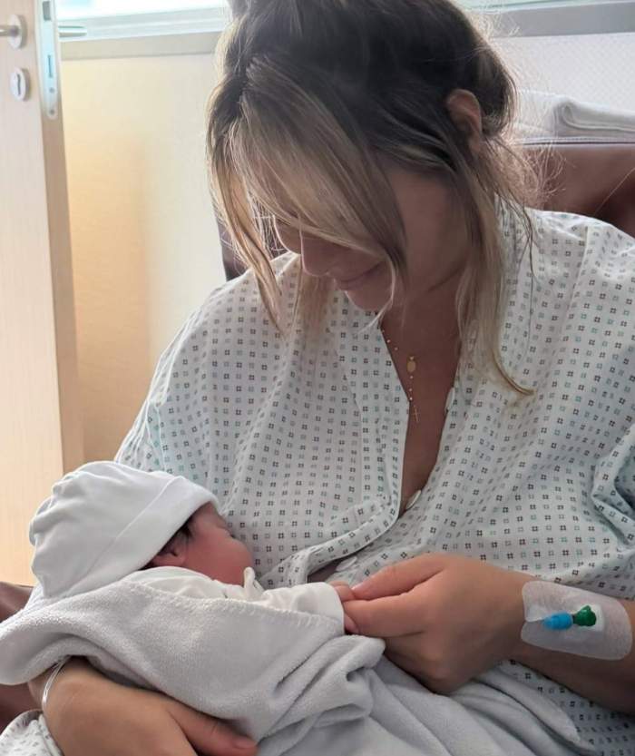 Laura Cosoi își ține fetița în brațe