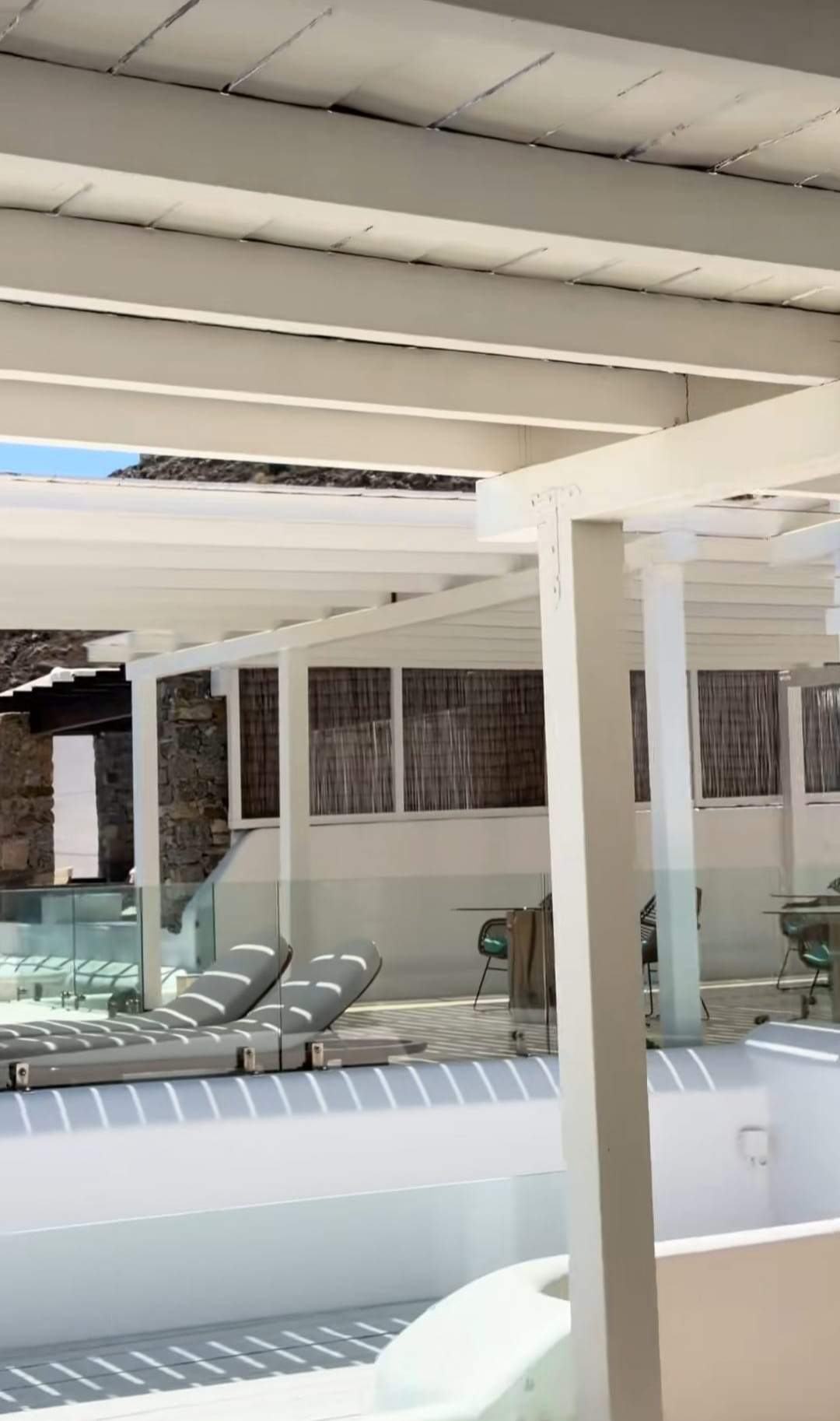 Cât costă o noapte de cazare la hotelul la care este Alex Bodi, în Mykonos. Imagini cu vila de lux
