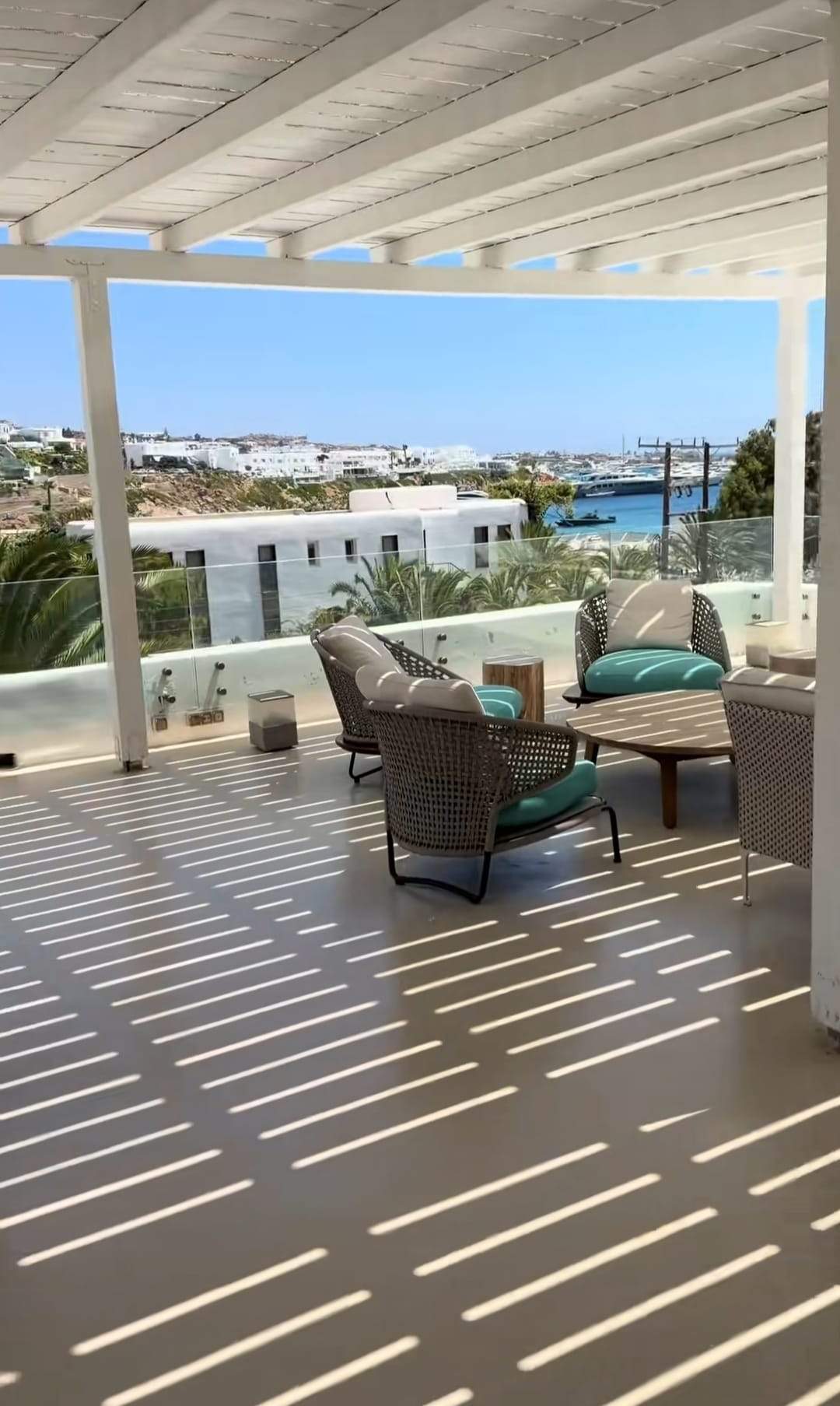 Cât costă o noapte de cazare la hotelul la care este Alex Bodi, în Mykonos. Imagini cu vila de lux