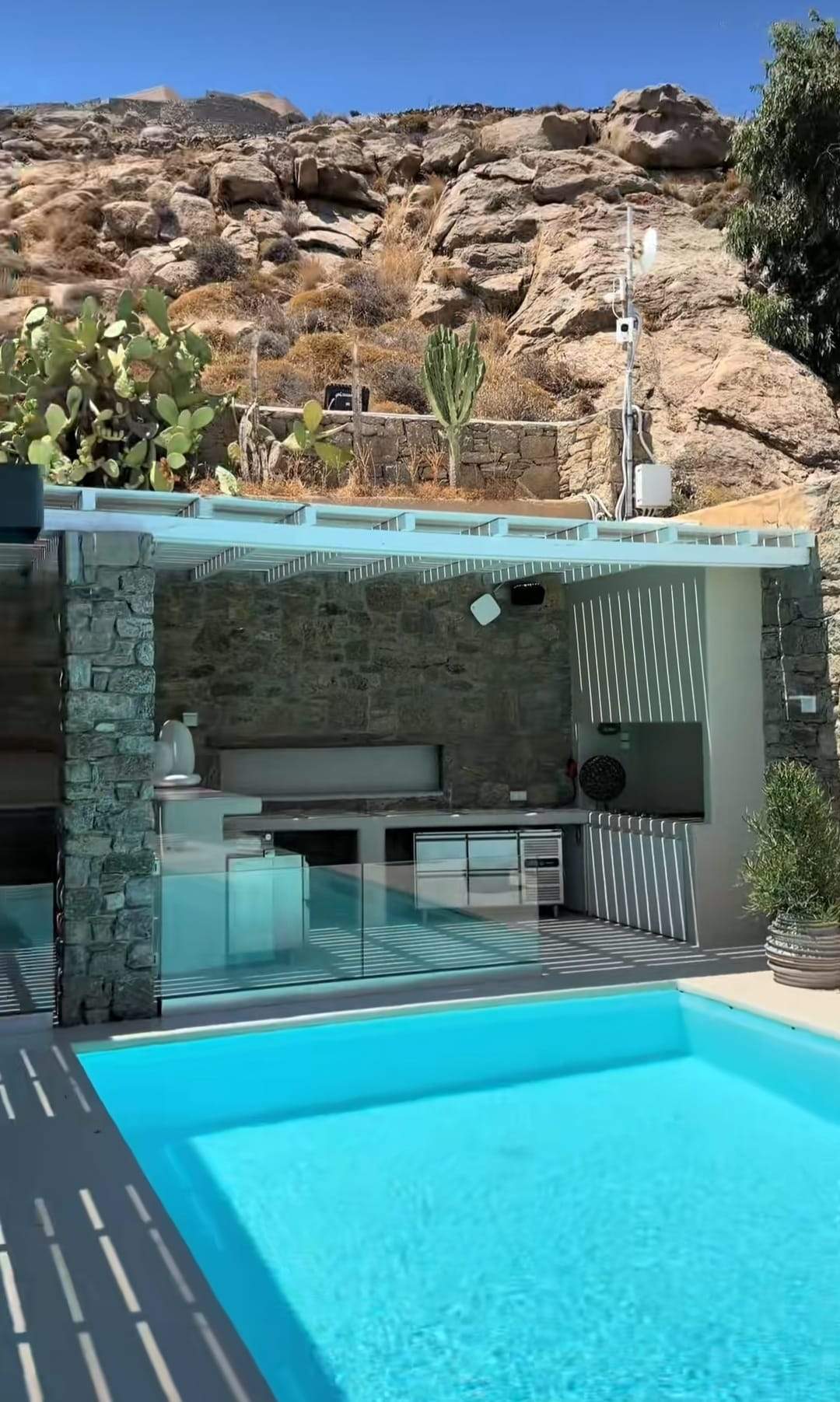 Cât costă o noapte de cazare la hotelul la care este Alex Bodi, în Mykonos. Imagini cu vila de lux