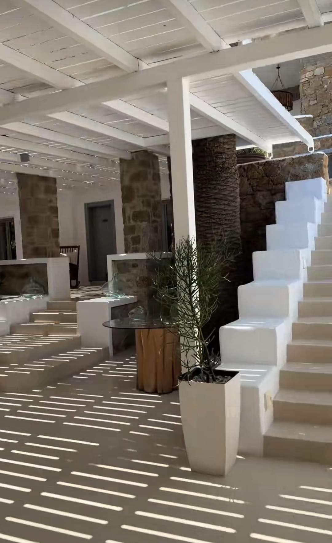 Cât costă o noapte de cazare la hotelul la care este Alex Bodi, în Mykonos. Imagini cu vila de lux