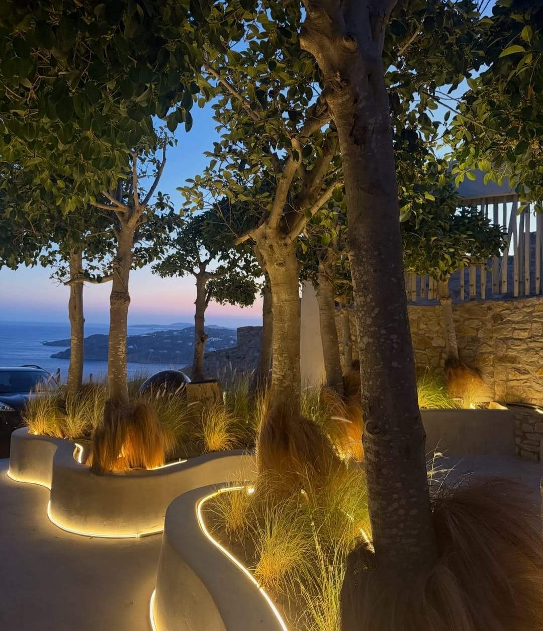 Cât costă o noapte de cazare la hotelul la care este Alex Bodi, în Mykonos. Imagini cu vila de lux