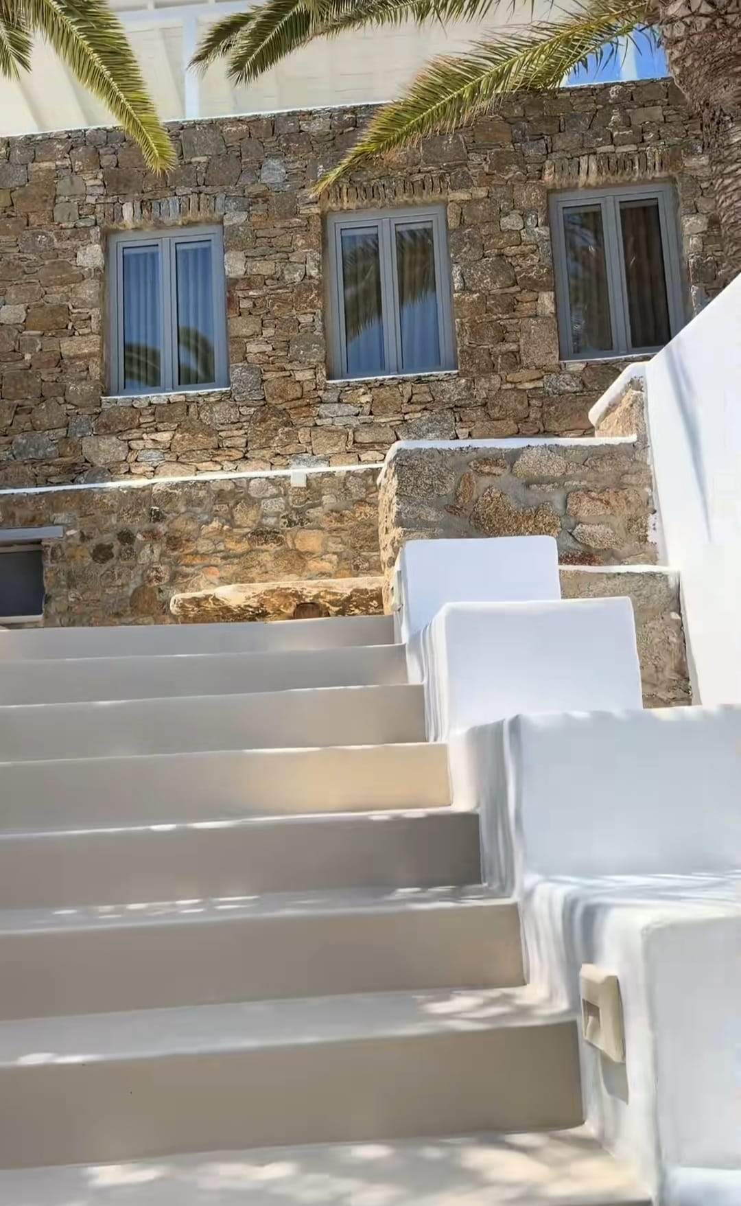 Cât costă o noapte de cazare la hotelul la care este Alex Bodi, în Mykonos. Imagini cu vila de lux
