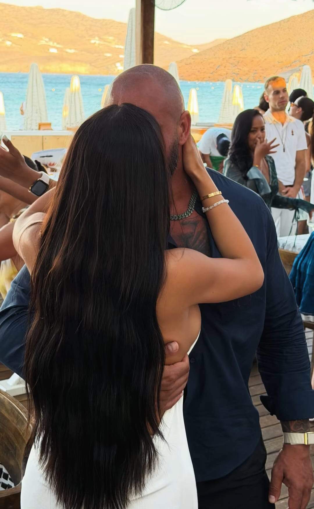 Cât costă o noapte de cazare la hotelul la care este Alex Bodi, în Mykonos. Imagini cu vila de lux