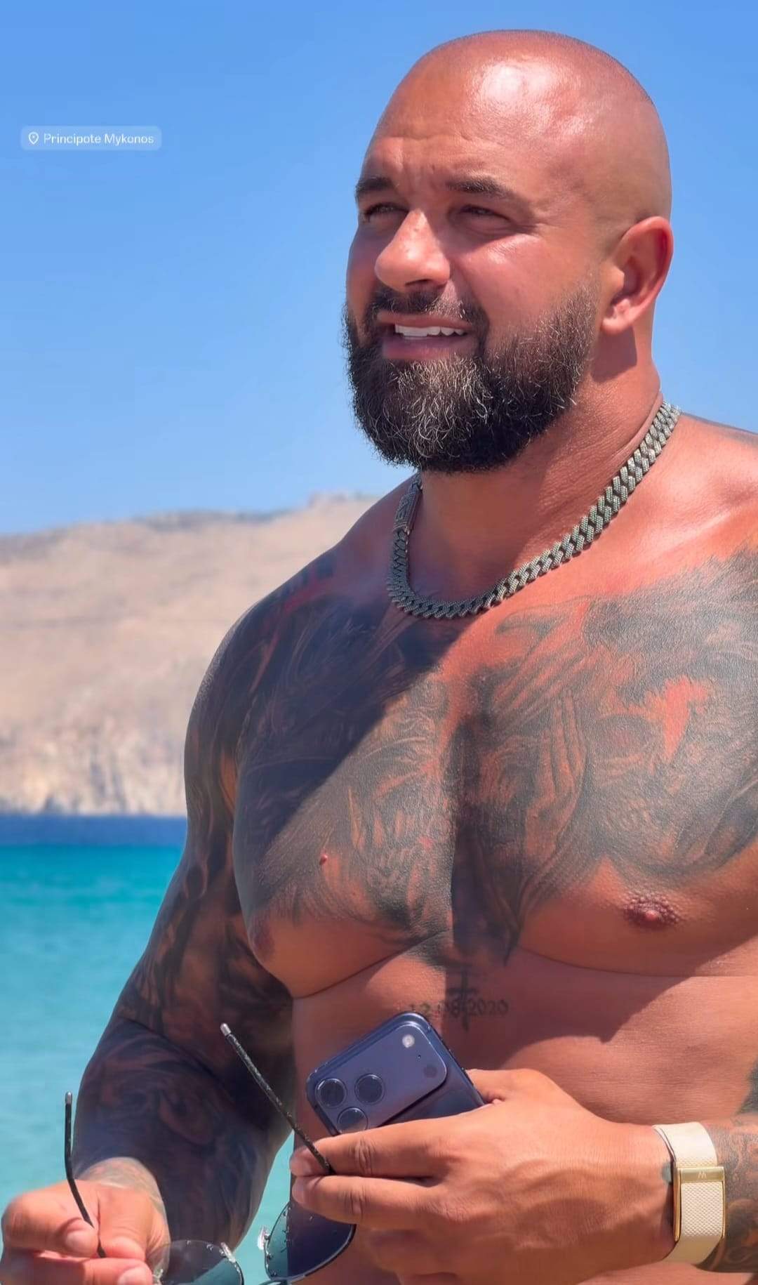 Cât costă o noapte de cazare la hotelul la care este Alex Bodi, în Mykonos. Imagini cu vila de lux