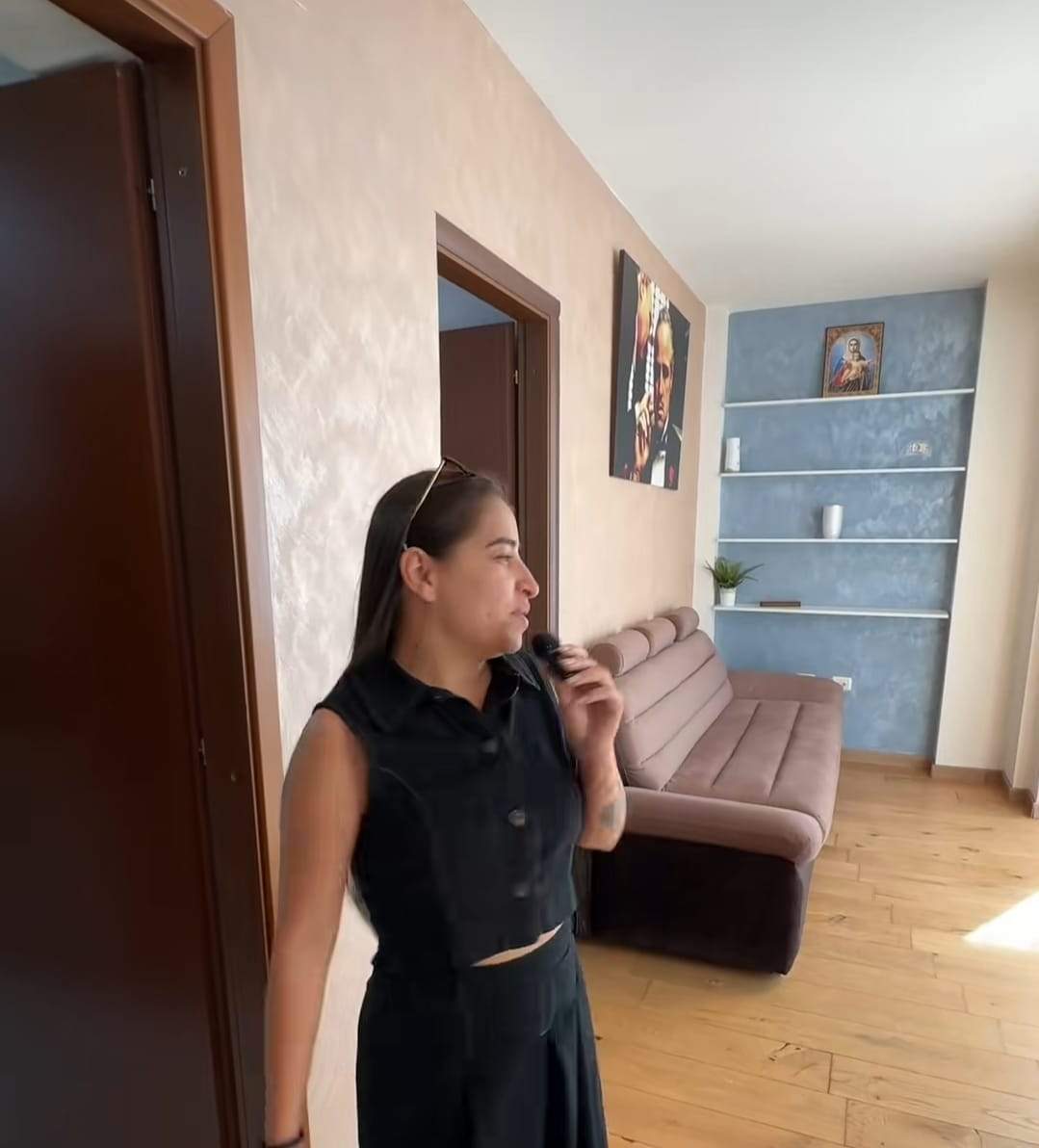 Prințesa de Aur își vinde apartamentul. Cum arată locuința din Pitești a cântăreței | FOTO