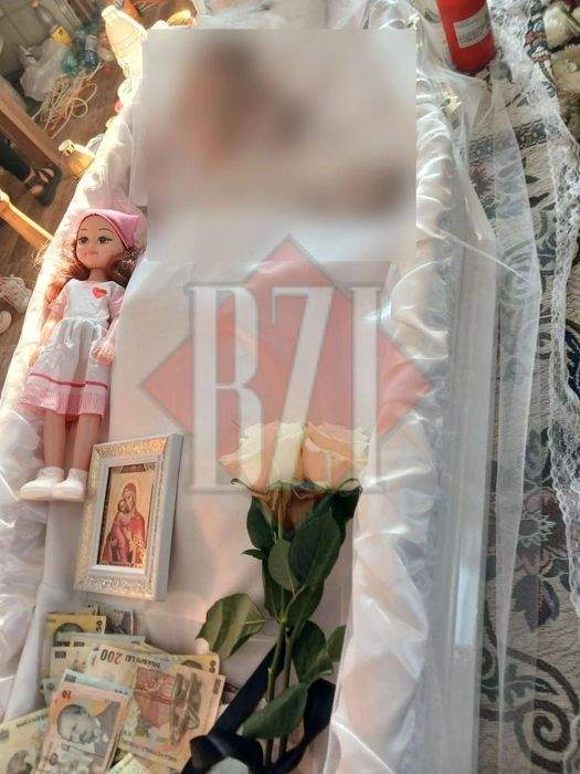 În sicriul Rebecăi a fost așezată o păpușă