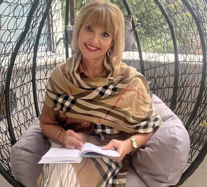 marina almasan intr-un leagan