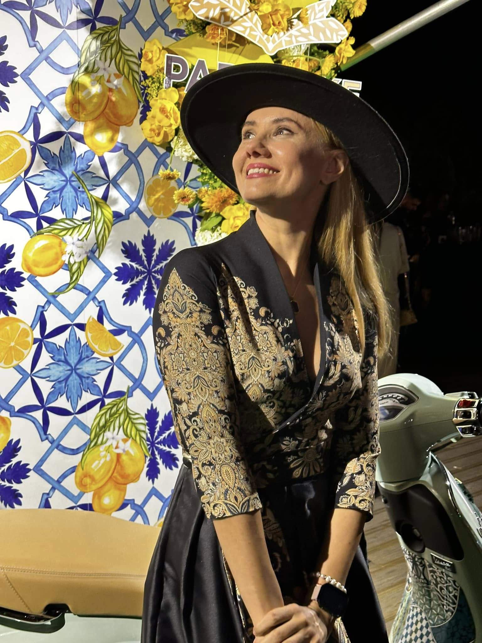Oana Ionita poarta o rochie eleganta
