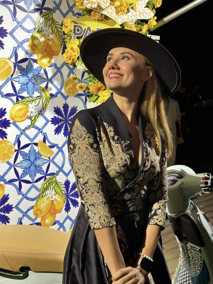 Oana Ionita poarta o rochie eleganta