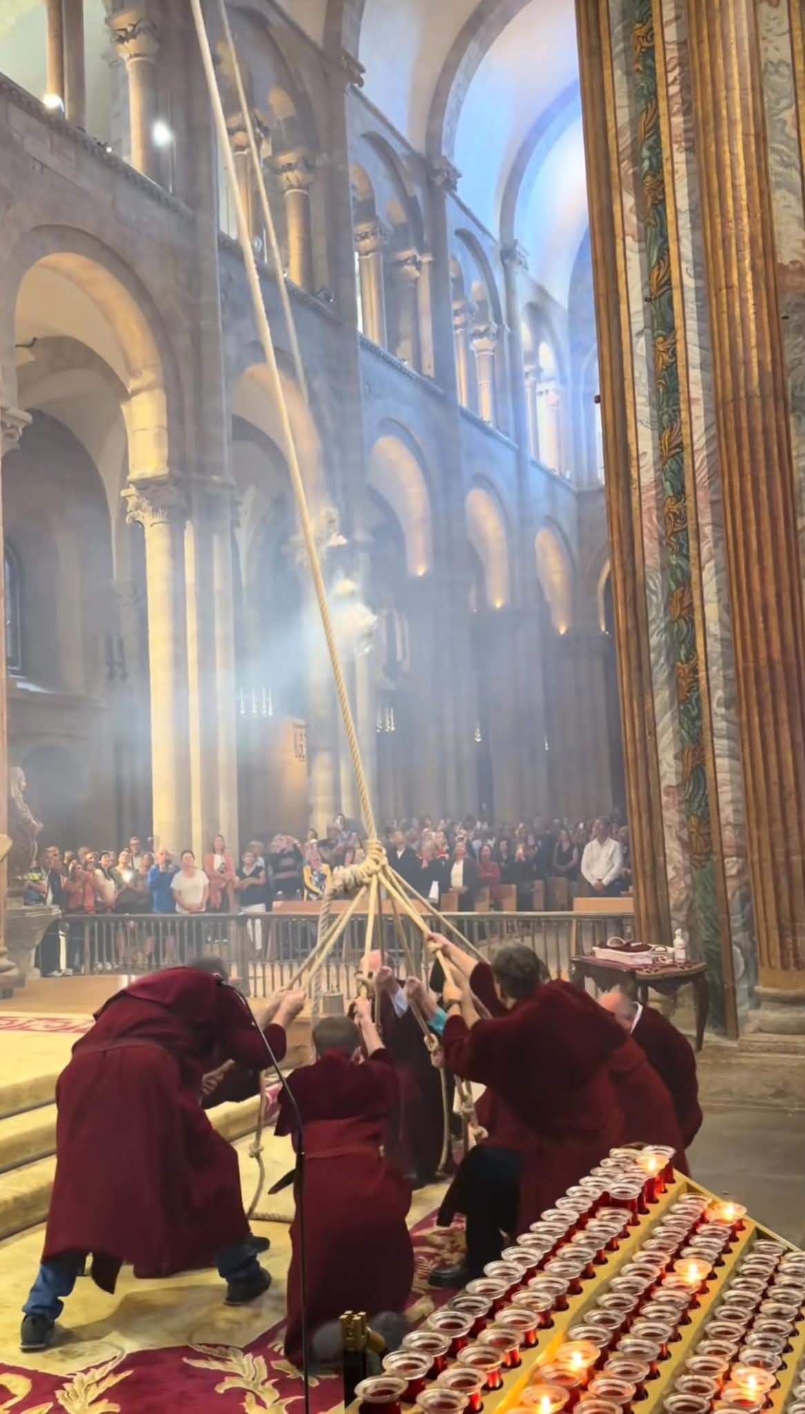Imagini spectaculoase din Catedrala din Santiago de Compostela. Cădelnița de 53 de kilograme „zboară” prin lăcașul de cult cu 68 km/h