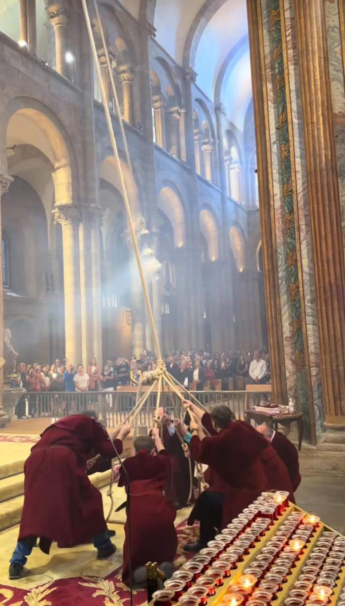 Imagini spectaculoase din Catedrala din Santiago de Compostela. Cădelnița de 53 de kilograme „zboară” prin lăcașul de cult cu 68 km/h