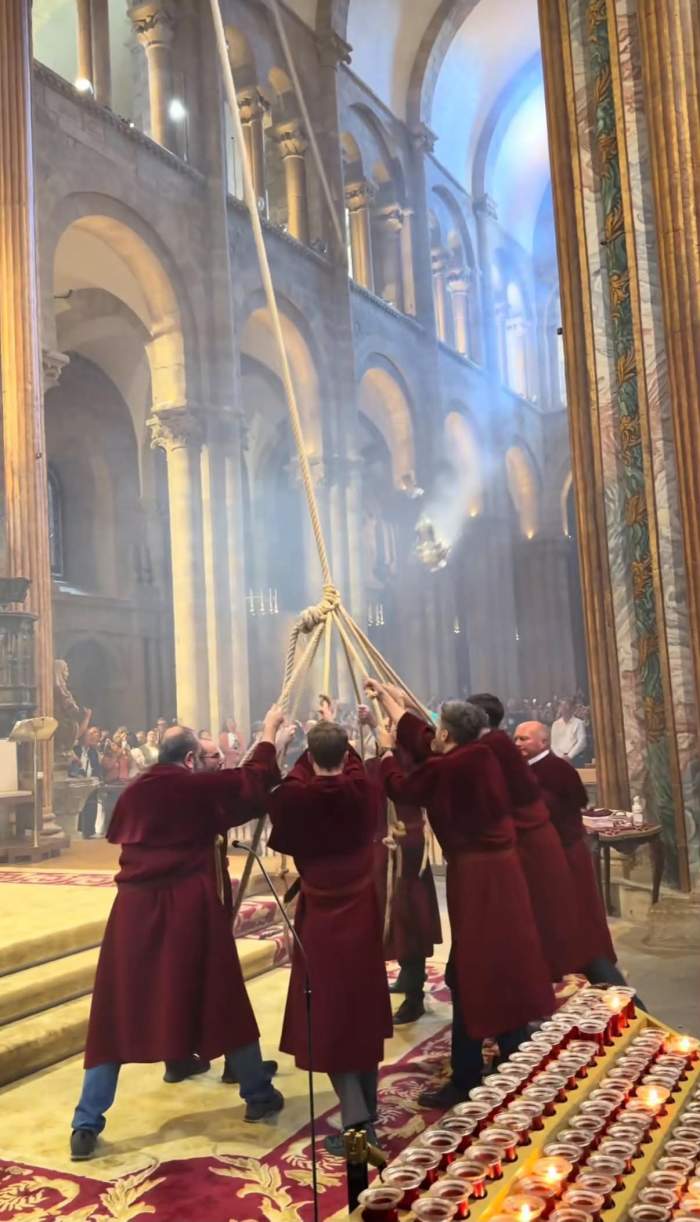 Imagini spectaculoase din Catedrala din Santiago de Compostela. Cădelnița de 53 de kilograme „zboară” prin lăcașul de cult cu 68 km/h