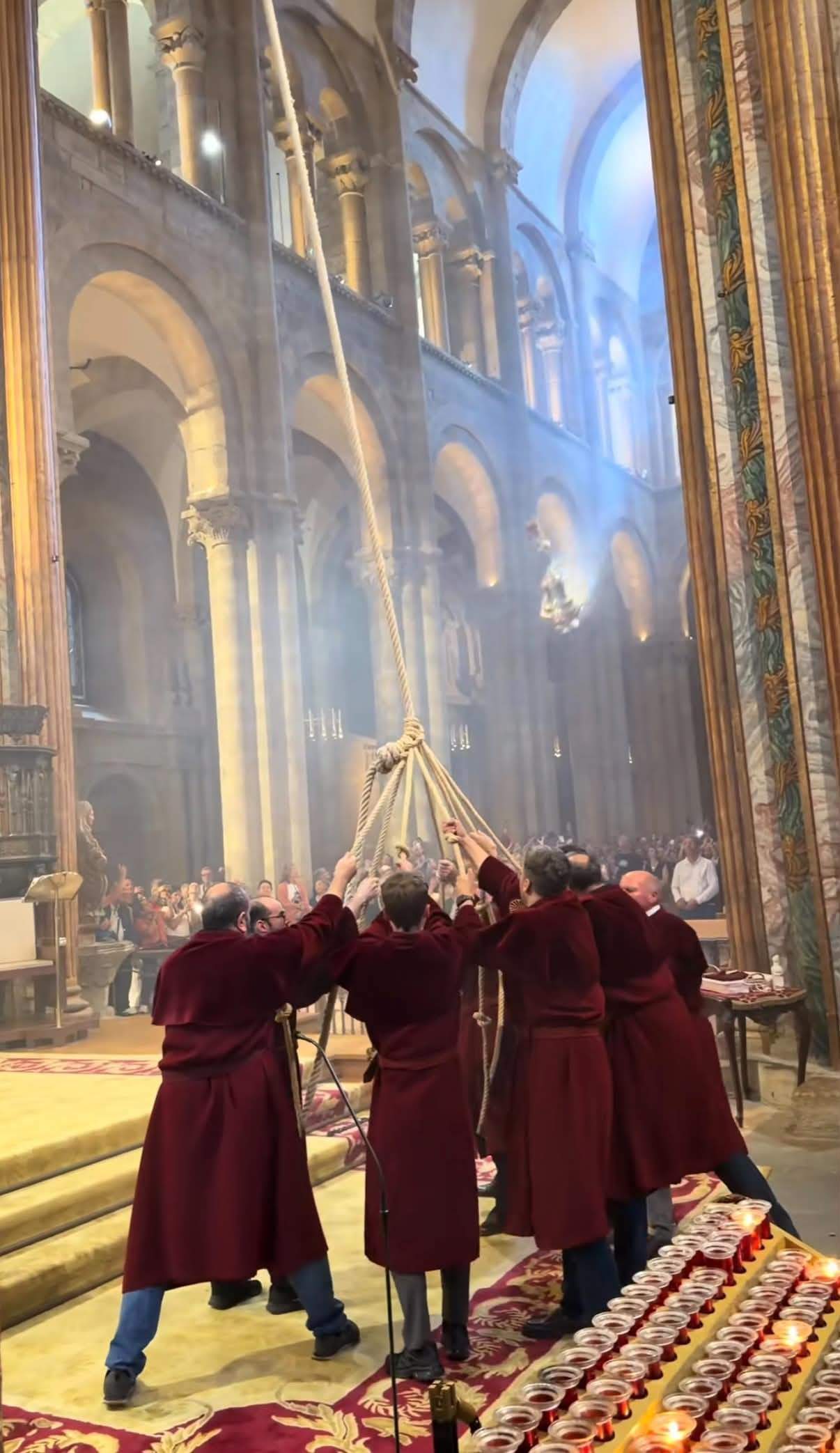 Imagini spectaculoase din Catedrala din Santiago de Compostela. Cădelnița de 53 de kilograme „zboară” prin lăcașul de cult cu 68 km/h