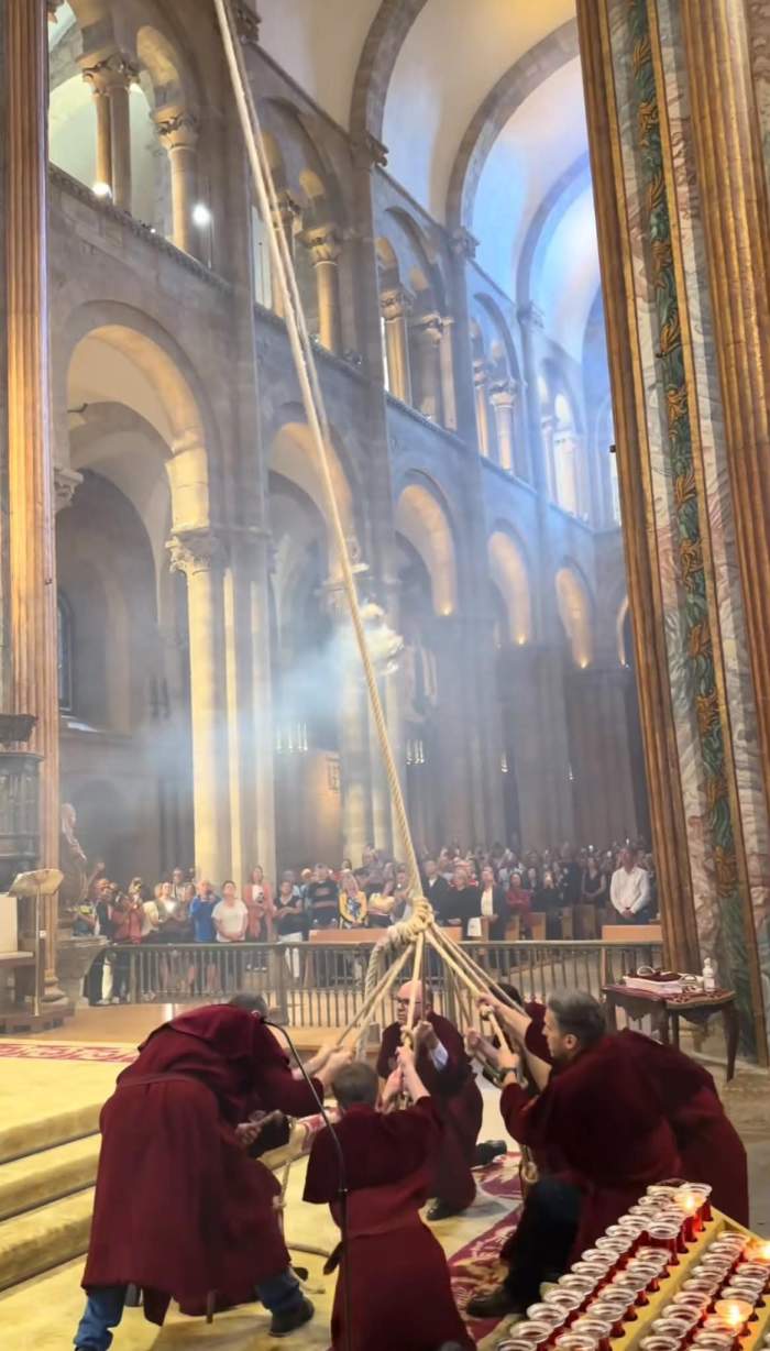 Imagini spectaculoase din Catedrala din Santiago de Compostela. Cădelnița de 53 de kilograme „zboară” prin lăcașul de cult cu 68 km/h