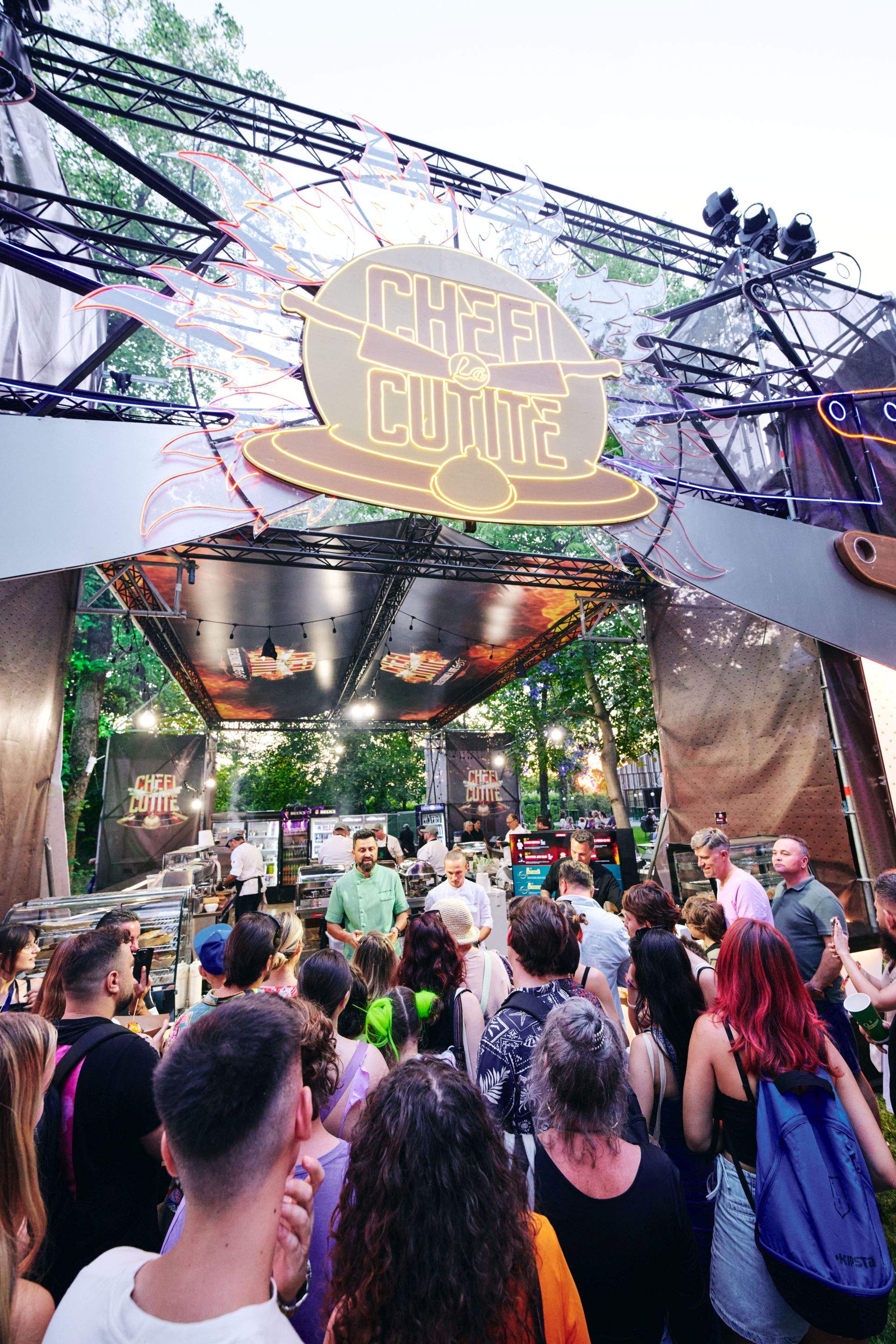 Chefii vin la Summer Well cu cele mai savuroase gustări de festival. Prima întâlnire cu publicul la standul Chefi la cuțite este chiar în această seară!