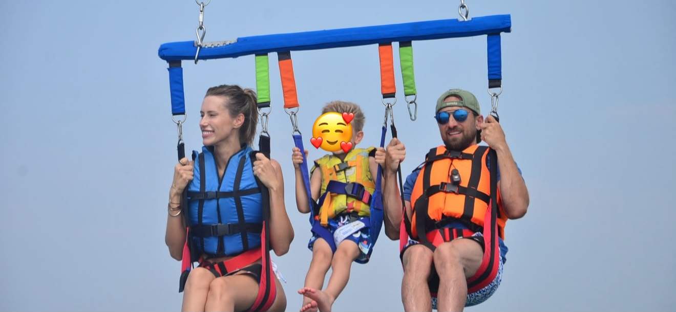 Dani Oțil, Gabriela Prisăcariu și fiul lor, la parasailing