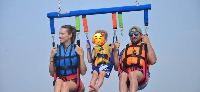 Dani Oțil, Gabriela Prisăcariu și fiul lor, la parasailing