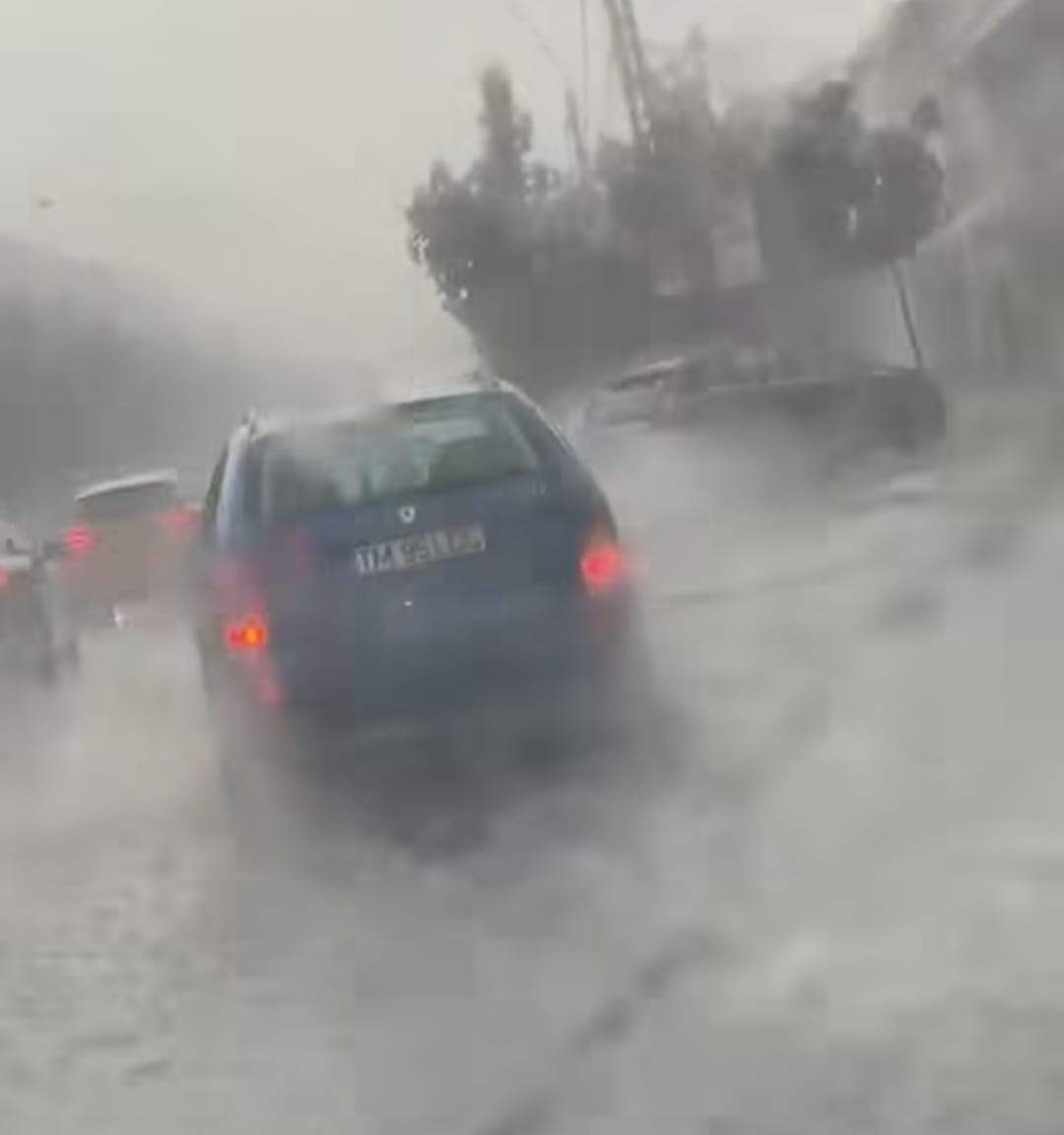 Ploile și furtuna au făcut prăpăd în mai multe orașe din România! Locuitorii au primit mesaje RO-Alert | FOTO