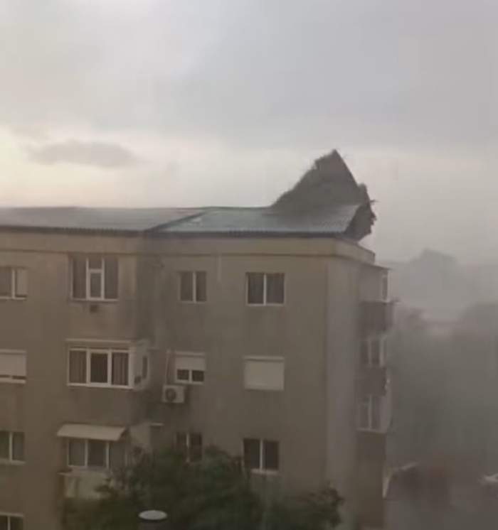 Ploile și furtuna au făcut prăpăd în mai multe orașe din România! Locuitorii au primit mesaje RO-Alert | FOTO