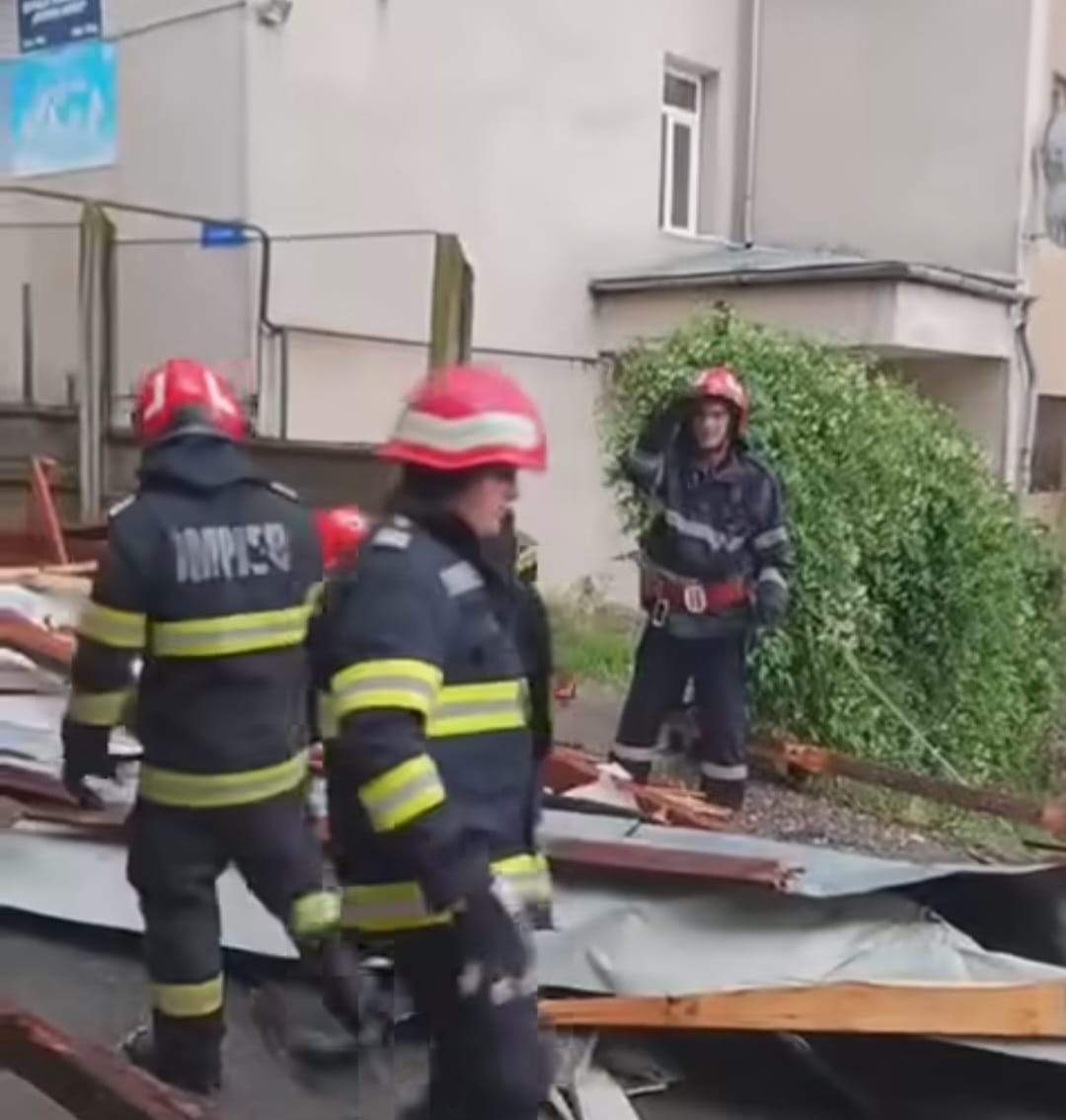 Ploile și furtuna au făcut prăpăd în mai multe orașe din România! Locuitorii au primit mesaje RO-Alert | FOTO