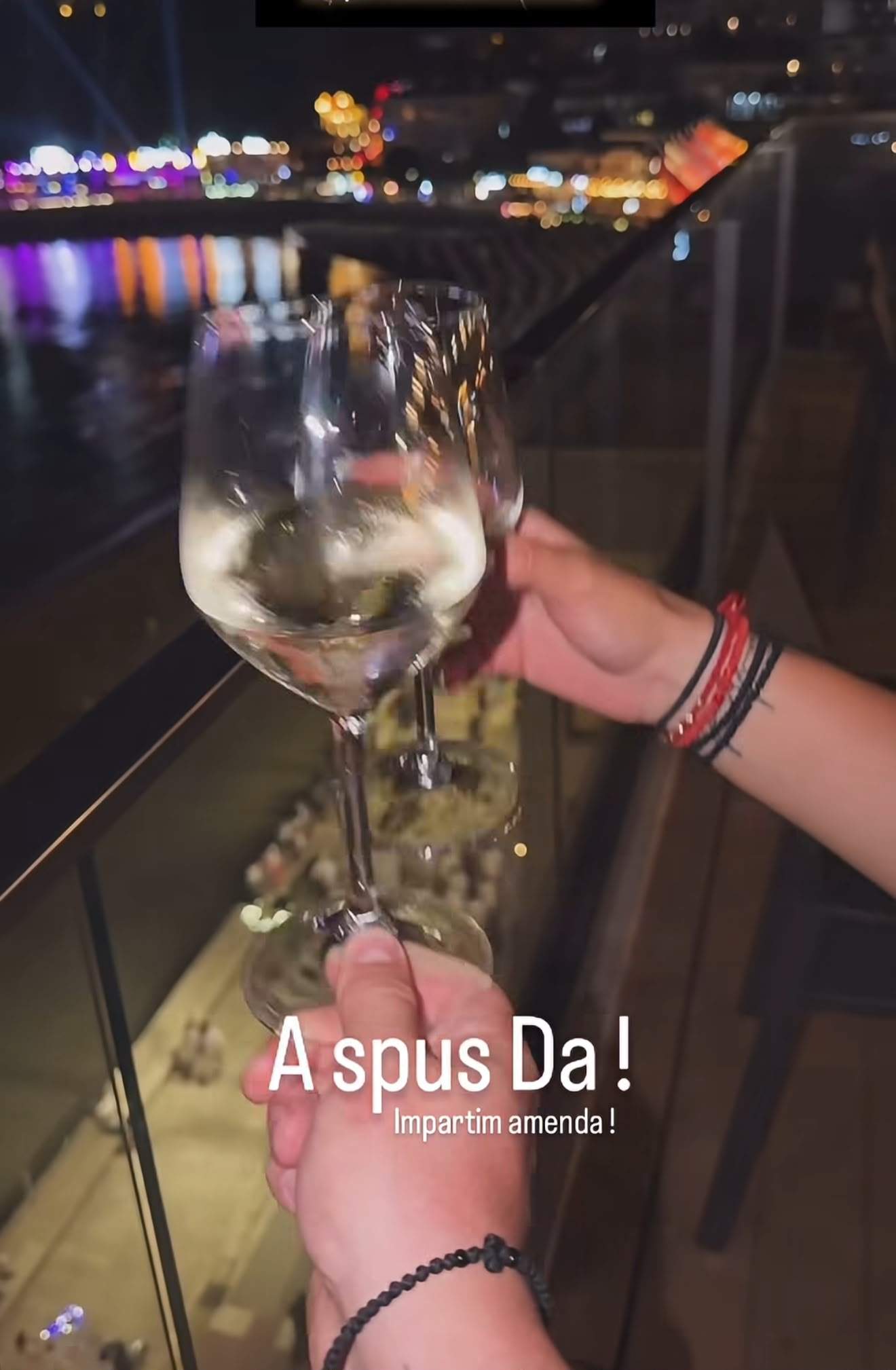 Răzvan Kovacs și iubita lui beau vin