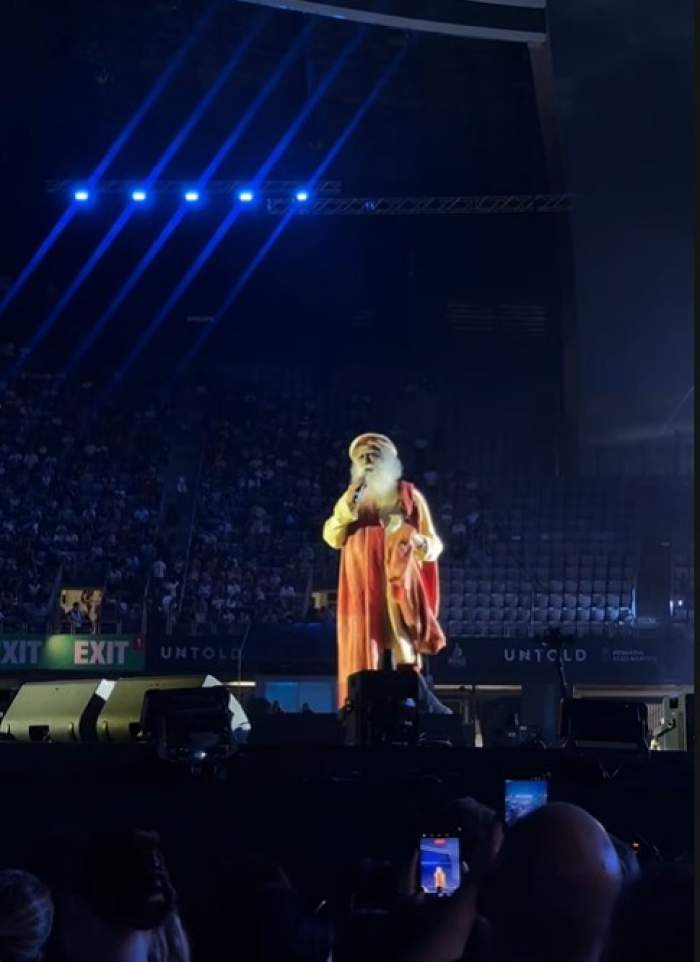 Cine este Sadhguru, yoghinul care a stârnit controverse pe scena UNTOLD. De la o afacere cu găini la unul dintre liderii spirituali ai lumii