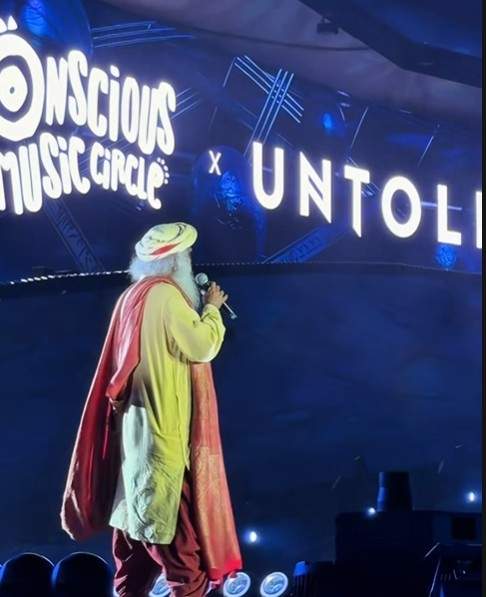 Cine este Sadhguru, yoghinul care a stârnit controverse pe scena UNTOLD. De la o afacere cu găini la unul dintre liderii spirituali ai lumii
