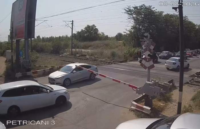 Reacția CFR, după ce trei mașini au rămas blocate la bariera de pe Șoseaua Petricani, în Pipera. Au scos înregistrarea video