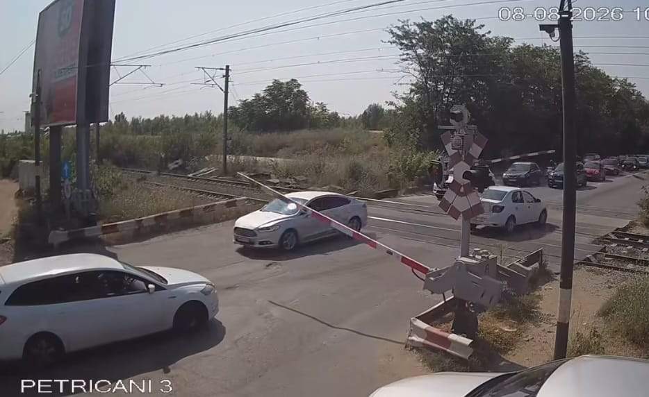 Reacția CFR, după ce trei mașini au rămas blocate la bariera de pe Șoseaua Petricani, în Pipera. Au scos înregistrarea video