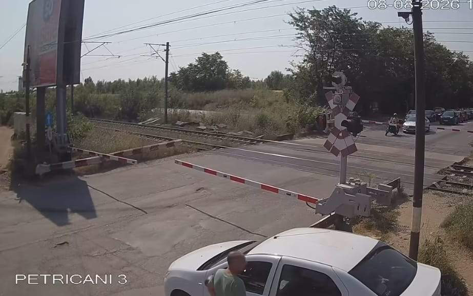Reacția CFR, după ce trei mașini au rămas blocate la bariera de pe Șoseaua Petricani, în Pipera. Au scos înregistrarea video