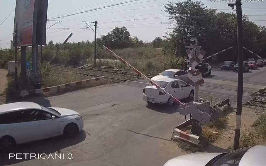 Reacția CFR, după ce trei mașini au rămas blocate la bariera de pe Șoseaua Petricani, în Pipera. Au scos înregistrarea video
