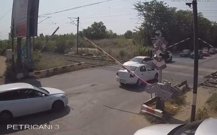 Reacția CFR, după ce trei mașini au rămas blocate la bariera de pe Șoseaua Petricani, în Pipera. Au scos înregistrarea video