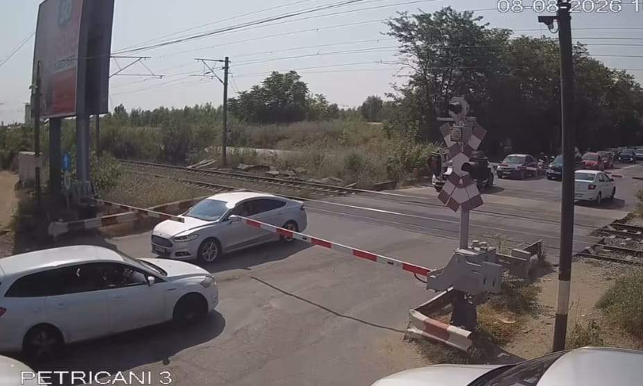 Reacția CFR, după ce trei mașini au rămas blocate la bariera de pe Șoseaua Petricani, în Pipera. Au scos înregistrarea video