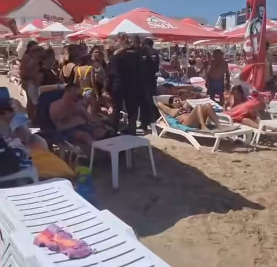 Turiști, scoși cu forța de jandarmi din mare, în Eforie Nord. Salvamarii au apelat la forțele de ordine | VIDEO
