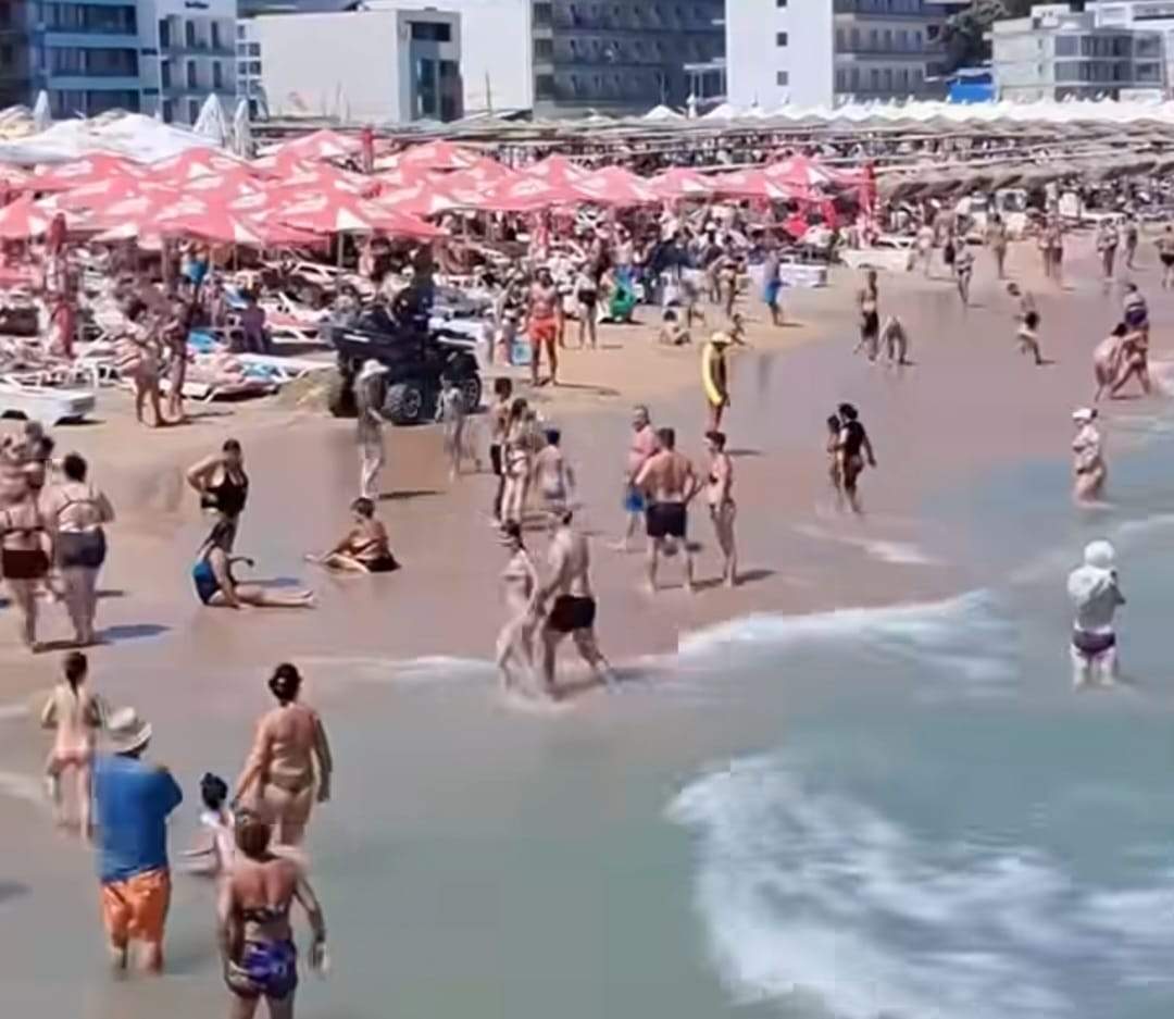Turiști, scoși cu forța de jandarmi din mare, în Eforie Nord. Salvamarii au apelat la forțele de ordine | VIDEO