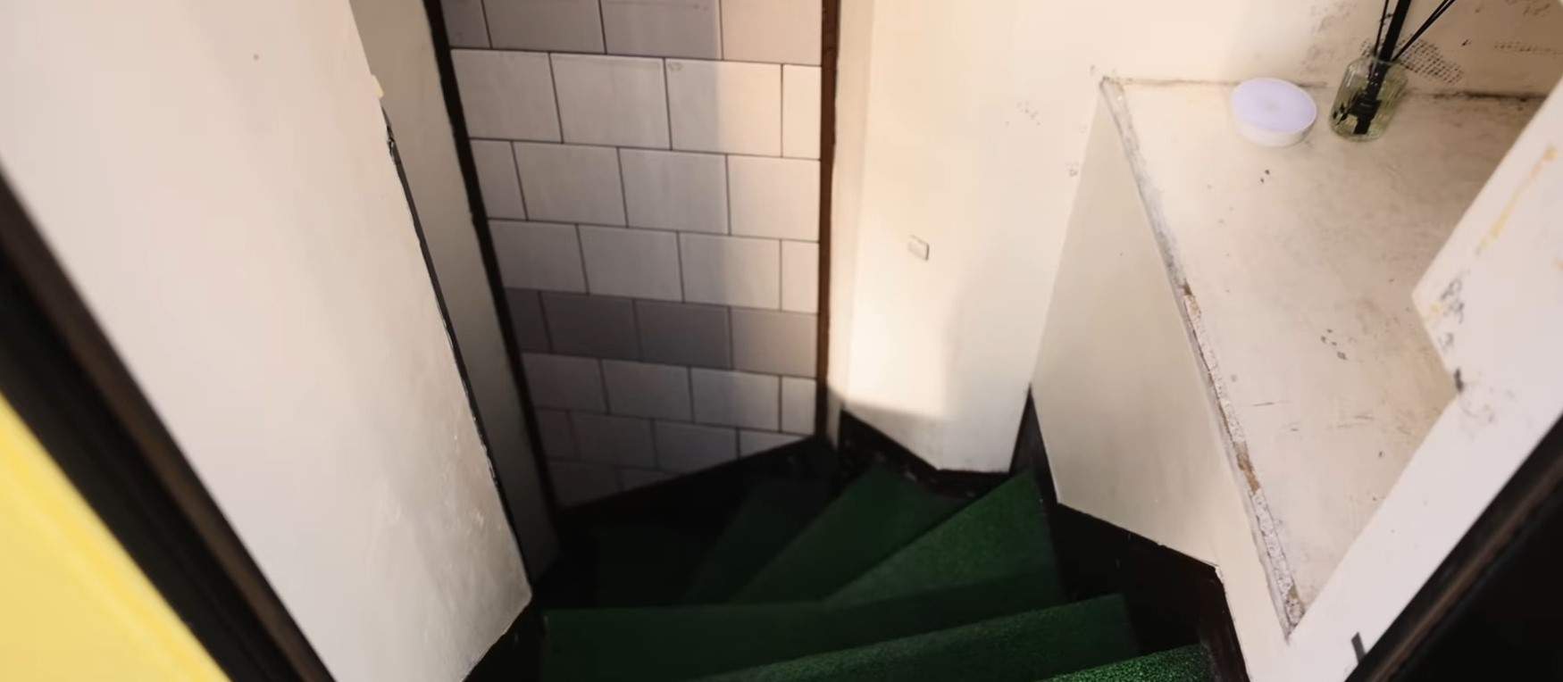 Un turist a dormit în cel mai strâmt apartament din Japonia. Tânărul și-a împărtășit experiența