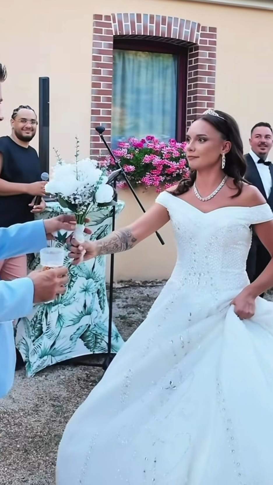 Reacția unei mirese când domnișoara ”greșită” a prins buchetul la nunta ei! Ce plan avea, de fapt | VIDEO