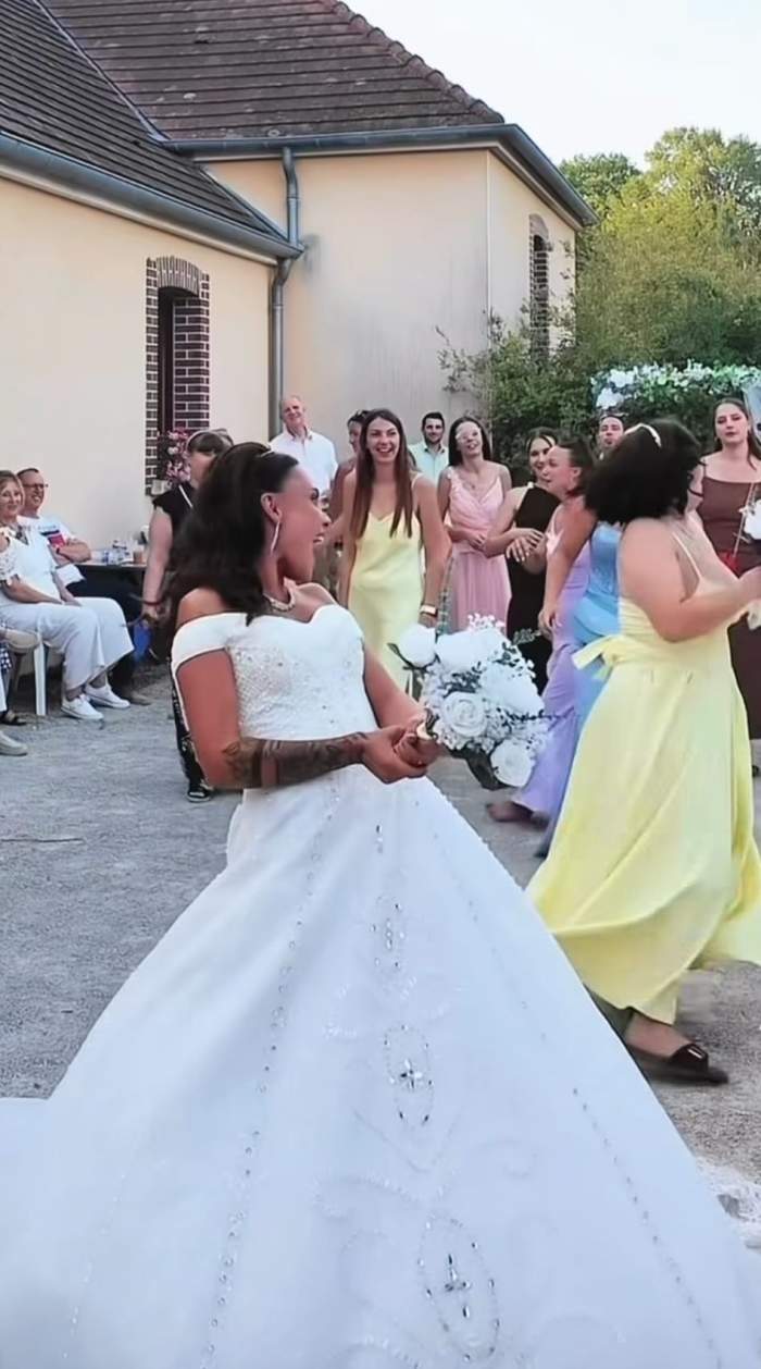 Reacția unei mirese când domnișoara ”greșită” a prins buchetul la nunta ei! Ce plan avea, de fapt | VIDEO